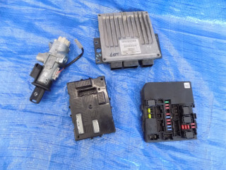 Nv 200 комплект зажигания 1,5 dci 8200911560 блок управления Nissan