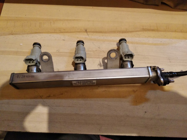 Vstřikovací lišta  35350-04000  Hyundai       pro benzínový motor