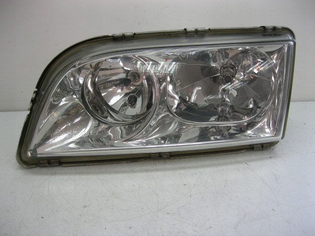 Lampa левая volvo v40 99- 30899682 Левый