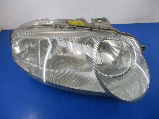 Alfa romeo 147 i reflektor правое lampa