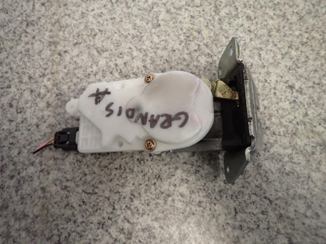 MITSUBISHI GRANDIS ZAMEK ЗАСЛОНКИ BAGAŻNIKA ЗАДН.