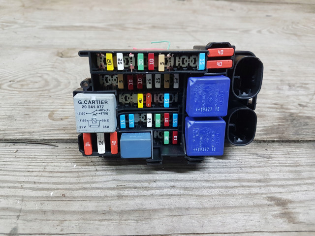 Pojistková skříňka III 1.9 DCI 1801330 Renault