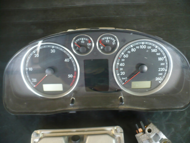 Комплект блоков управления vw passat b5 2.5tdi   8E0907401J  Bosch 