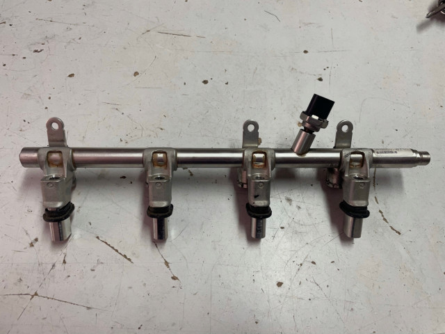 Vstřikovací lišta 04893628AC Alfa Romeo pro benzínový motor