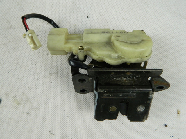 Zamek ЗАДН. rygiel ЗАСЛОНКИ bagażnika Mazda Premacy TYLNIEJ