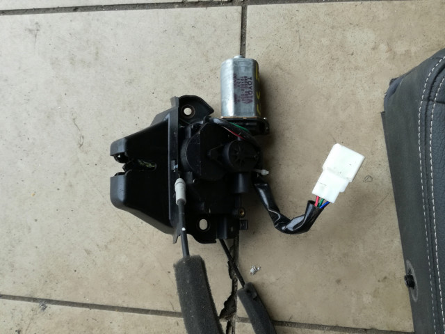 LEXUS GS III 2005 - 2011 ZAMEK ЗАСЛОНКИ ЗАДН. 64650-50010