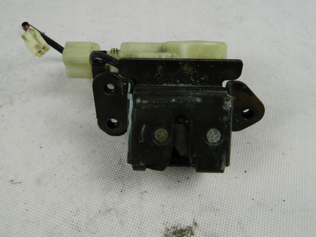 Zamek ЗАДН. rygiel ЗАСЛОНКИ bagażnika Mazda Premacy TYLNIEJ