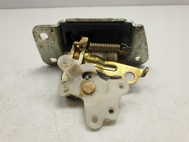 Mitsubishi Outlander I ZAMEK ЗАСЛОНКИ BAGAŻNIKA tyl        