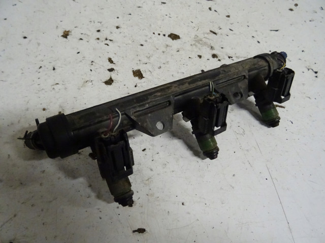 Fabia i 1.2 12v топливная рампа форсунки 03e133320  03E133320, -03E133320  Skoda    