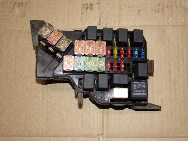 Pojistková skříňka KIA 2.0 16V