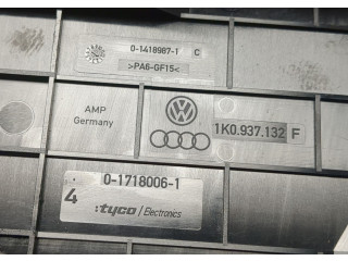 Крышка блока предохранителей  Volkswagen Passat 6 2005-2010         