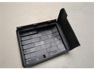 Крышка блока предохранителей  Volkswagen Passat 6 2005-2010         