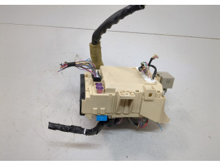 Блок предохранителей  Toyota Highlander 2 2007-2013      827300E590   