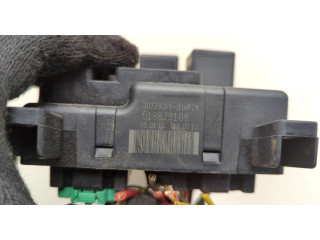 Блок предохранителей Volvo S60 2000-2009 30728008, 518828108