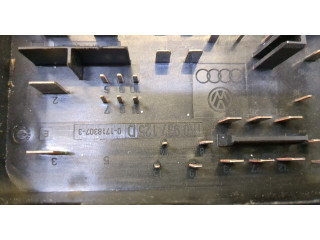 Блок предохранителей  Volkswagen Caddy 2010-2015      1K0937820B   