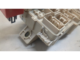 Блок предохранителей Toyota Sequoia 2000-2008