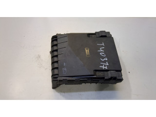 Блок предохранителей  Volkswagen Caddy 2010-2015      1K0937820B   