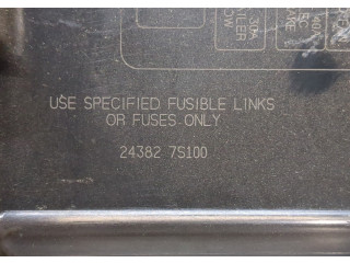 Крышка блока предохранителей  Infiniti QX56 2004-2010      243827s100    5.6