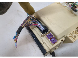 Блок предохранителей  Toyota Highlander 2 2007-2013      827300E590   