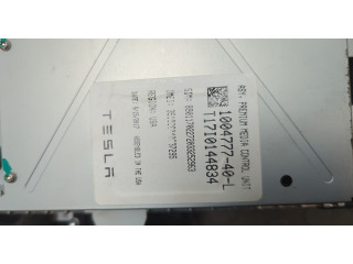 Дисплей мультимедиа Tesla Model S