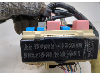 Блок предохранителей  Toyota Highlander 2 2007-2013      827300E590   