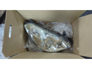 Фара передняя  Toyota Corolla Verso 2004-2009 правая 