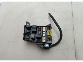 Блок предохранителей  Mitsubishi Carisma         