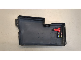 Крышка блока предохранителей  Volvo C30 2006-2010      30728348   