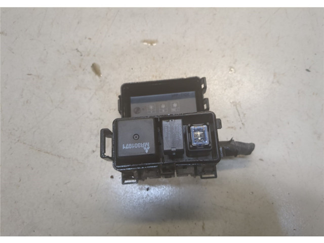 Блок предохранителей Mitsubishi Eclipse 2005-2011 MR986305, MN121414 2.4