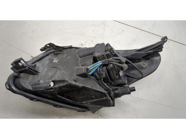 Фара передняя  Toyota Urban Cruiser правая 