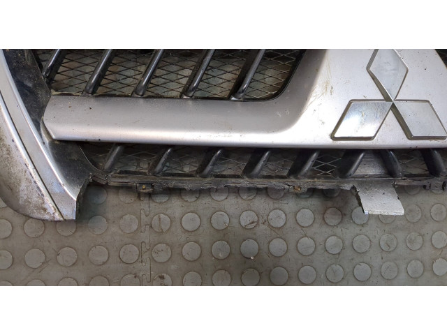 Решетка радиатора  Mitsubishi Pajero / Montero 2000-2006            3.2 