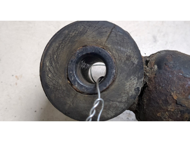 Стойка амортизатора Mitsubishi Colt 1996-2004 MR244447, MB871085 1.3 бензин