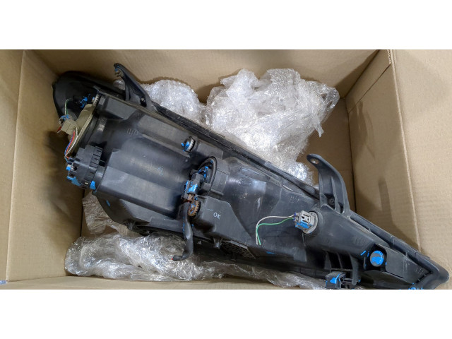 Фара передняя  Toyota Previa (Estima) 2000-2006 левая 