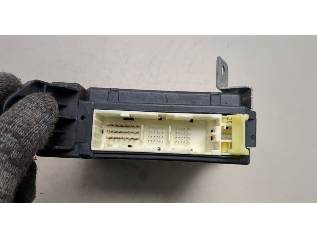 Блок предохранителей  Toyota Sequoia 2008-      827300C180   