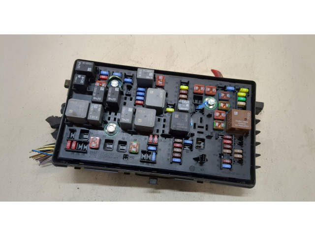 Блок предохранителей  Chevrolet Orlando 2011-2018      13222782   