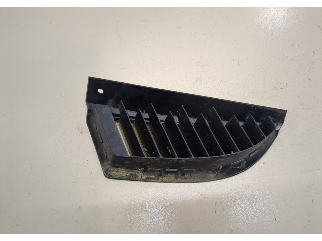 Решетка радиатора Mitsubishi Colt 2004-2008 MN127774