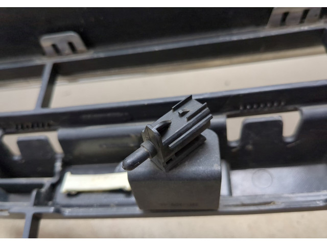 Решетка радиатора  Ford Explorer 2015-2019          FB5Z8200AC