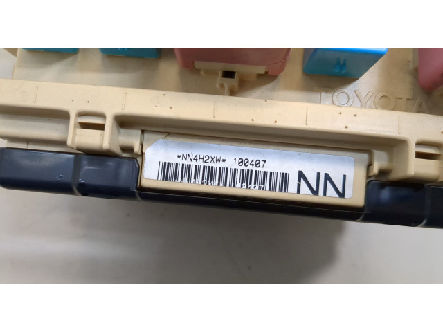 Блок предохранителей  Toyota Camry V40 2006-2011      8273006521   