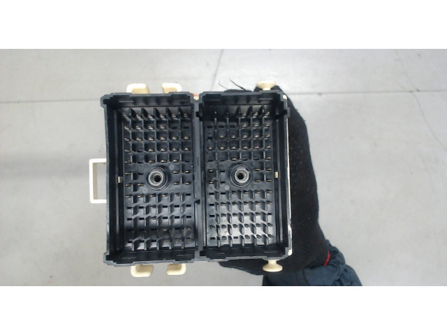 Блок реле Chevrolet Tahoe 1999-2006 1577099601 5.3