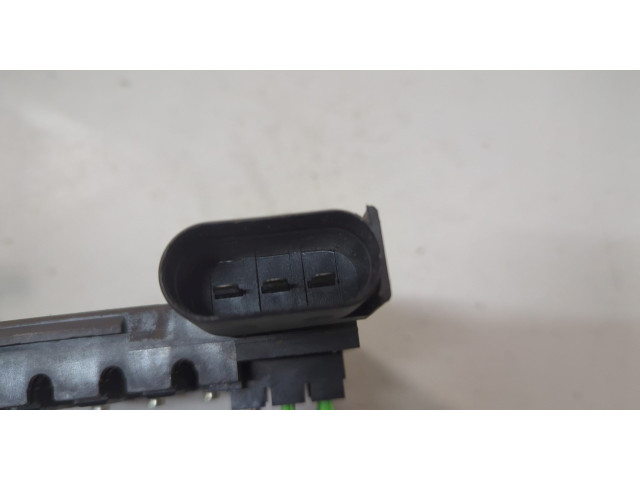 Блок предохранителей  Volkswagen Transporter 4 1991-2003         