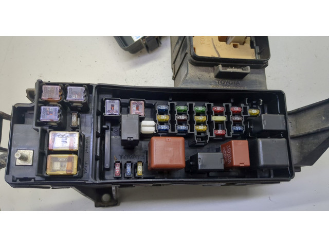 Блок предохранителей Toyota Sequoia 2000-2008