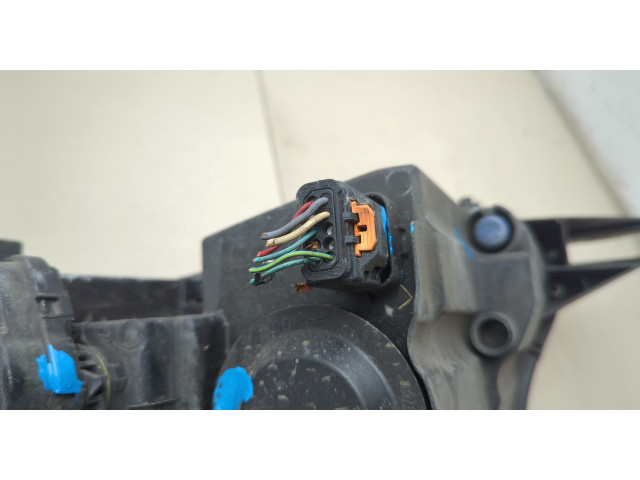 Фара передняя Peugeot 2008 2013-2019 правая