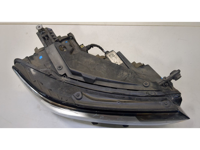 Фара передняя  Volkswagen Passat 8 2015- правая 