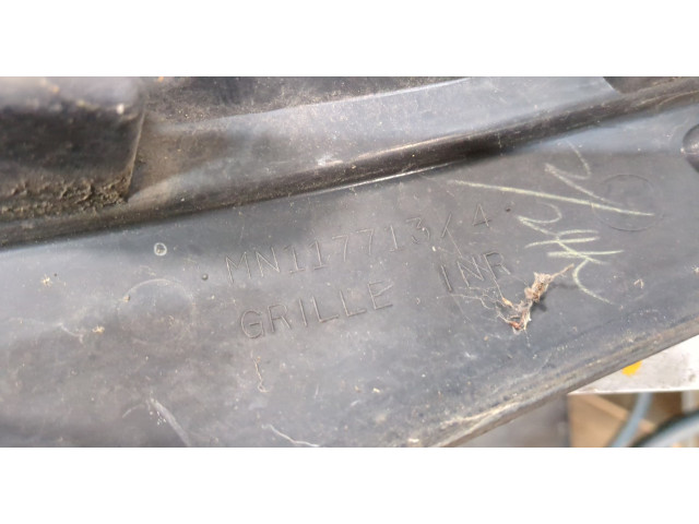 Решетка радиатора Mitsubishi Pajero / Montero 2000-2006