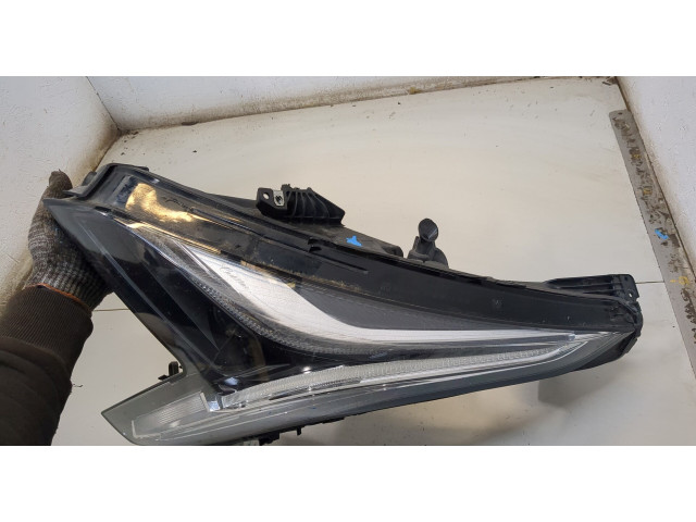 Фара передняя  Cadillac XT4 левая 