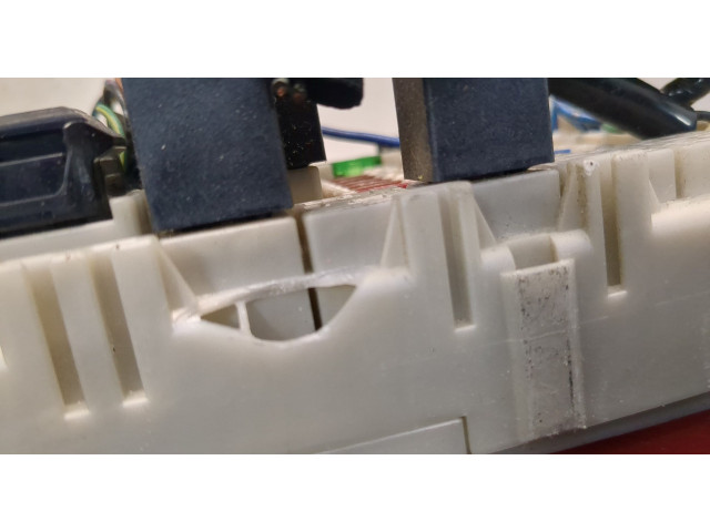 Блок предохранителей  Mitsubishi Outlander 2003-2009         