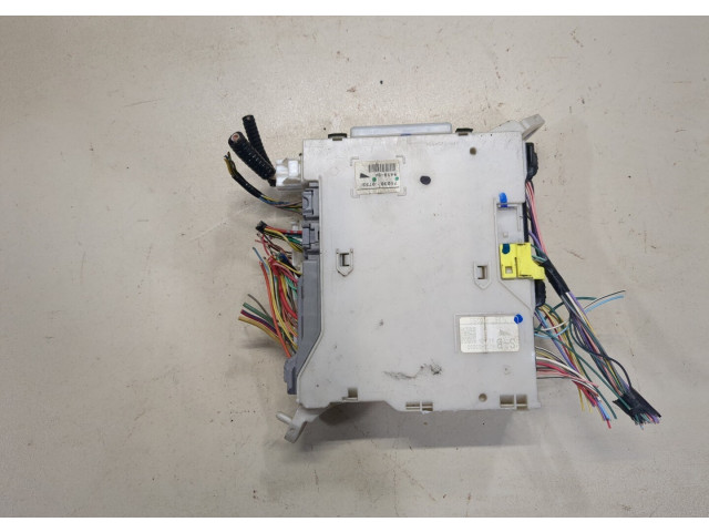 Блок предохранителей  Lexus IS 2005-2013      827053050    2.2