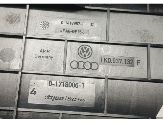 Крышка блока предохранителей  Volkswagen Passat 6 2005-2010         