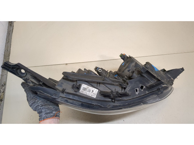 Фара передняя  Peugeot 2008 2013-2019 правая 