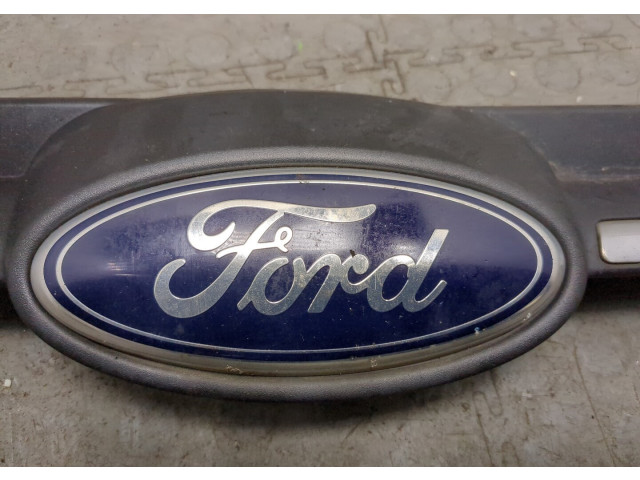 Решетка радиатора  Ford Focus 3 2011-2015          